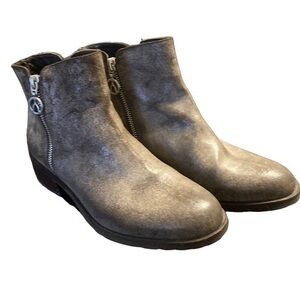 The Wishbone Collection Distressed Brown Ankle Boots With Double Zippers size 8